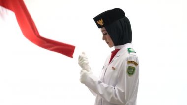 Endonezya Ulusal Bayrak Kaldırma Birliği üniformaile hazırlanıyor. Ulusal Paskibraka Konseyi.