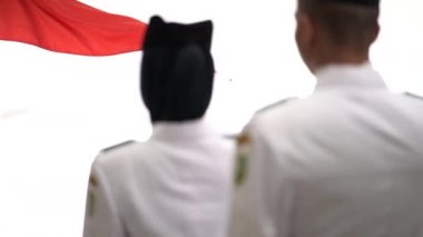 Endonezya Ulusal Bayrak Kaldırma Birliği, beyaz üzerine izole edilmiş Endonezya bayrağına selam veriyor. Ulusal Paskibraka Konseyi.