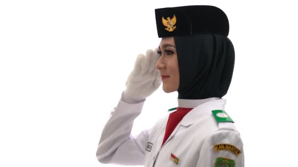 Ung Dam Saluter Vit Bakgrund Indonesiska Nationella Flaggan Hoisting Trupp — Stockvideo