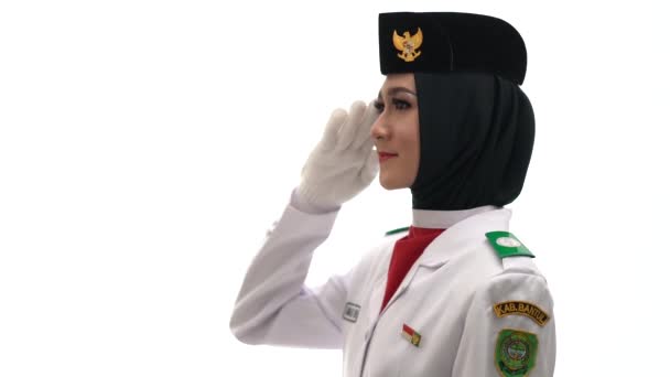 Una Giovane Signora Saluta Sfondo Bianco Sollevamento Bandiera Nazionale Indonesiana — Video Stock