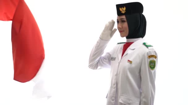 Een Jonge Dame Saluut Witte Achtergrond Indonesische Nationale Vlag Hijs — Stockvideo