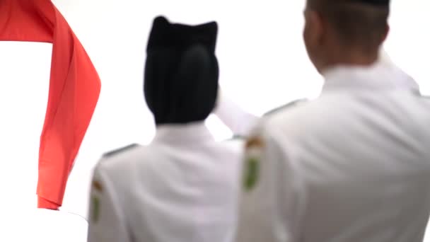 Ινδονησία Εθνική Σημαία Ανυψώνεται Στράτευμα Χαιρετίζει Στην Ινδονησιακή Σημαία Απομονωμένη — Αρχείο Βίντεο