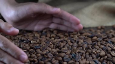 bir el almak ve kahve bir yığın kahve fasulye dökün