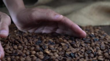 bir el almak ve kahve bir yığın kahve fasulye dökün