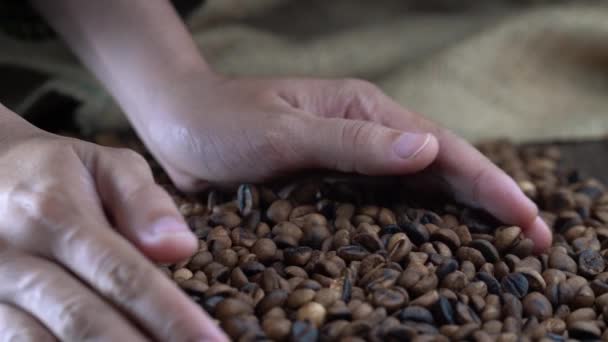 Een Handen Nemen Giet Koffiebonen Naar Een Stapel Koffie — Stockvideo