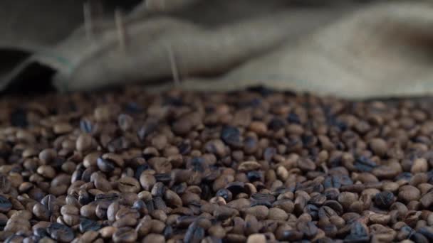 Feijões Coffe Caindo Para Baixo Para Uma Pilha Grãos Café — Vídeo de Stock