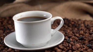 Kahve Çekirdekleri Bir Yığın Üzerinde Kahve Fincan Sıcak Buhar