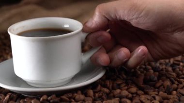 eller tabaktan kahve fincanı kaldırarak