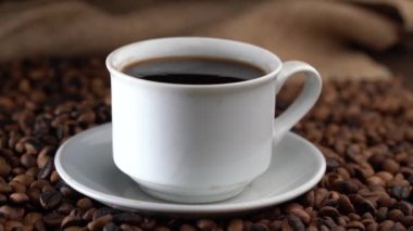 beyaz bir kupa üzerinde bir fincan kahve kadar yakın