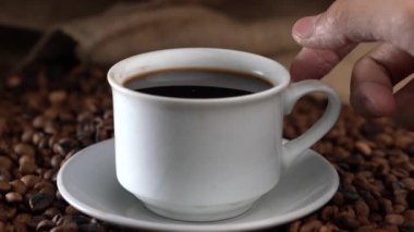 eller tabaktan kahve fincanı kaldırarak