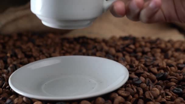 Handen Zetten Een Kopje Koffie Een Witte Schotel — Stockvideo