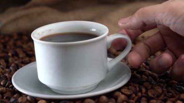 Руки Поднимая Чашку Кофе Блюдца — стоковое видео