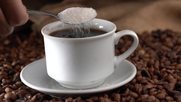 Hände Gießen Zucker Mit Einem Löffel Eine Tasse Kaffee — Stockvideo