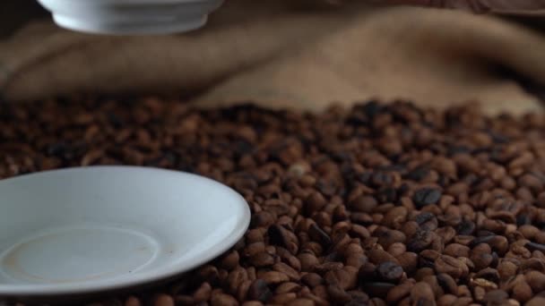 Руки Положить Чашку Кофе Белое Блюдце — стоковое видео