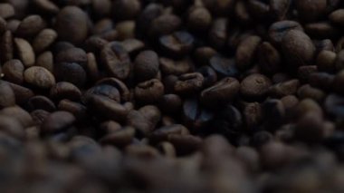 dönen kavrulmuş kahve çekirdekleri yakın