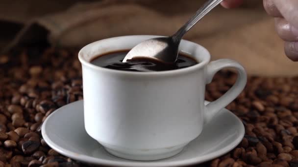 Hand Gießt Kaffee Weiße Tasse Mit Löffel — Stockvideo