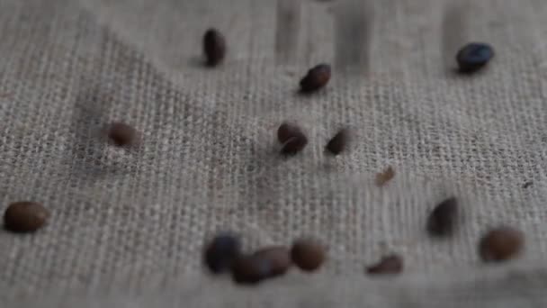 Slow Motion Kaffebönor Faller Ner Till Säckväv — Stockvideo