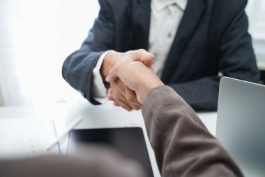 İki idari işadamının el sıkışması, iş bulma ve yeni bir iş anlaşması, iş anlaşması, profesyonel anlaşma, ortaklık ve takım çalışması kavramının kurulması.