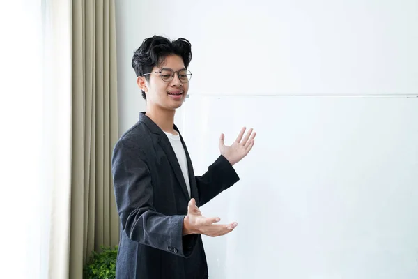 Joven Hombre Negocios Dando Una Presentación Entorno Conferencia Reunión —  Fotos de Stock