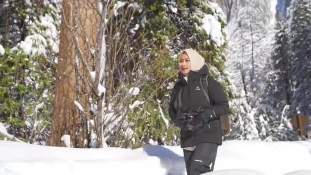 Seorang Gadis Muslim Muda Menikmati Lanskap Musim Dingin Bersalju Taman — Stok Video