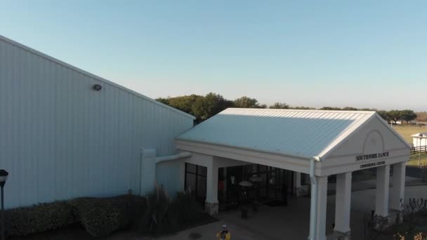 Southfork Ranch Voorste Gebouw Luchtfoto Van Southfork Ranch Event Center — Stockvideo