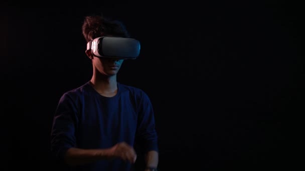 Man Met Behulp Van Virtual Reality Headset Spelen Geïsoleerd Zwart — Stockvideo