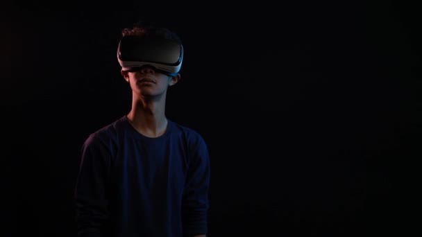 Uomo Utilizzando Auricolare Realtà Virtuale Giocare Isolato Nero — Video Stock