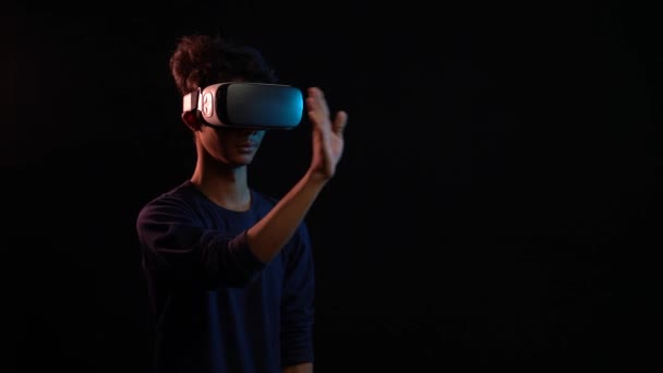 Mann Spielt Mit Virtual Reality Headset Isoliert Auf Schwarz — Stockvideo