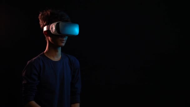 Uomo Utilizzando Auricolare Realtà Virtuale Giocare Isolato Nero — Video Stock