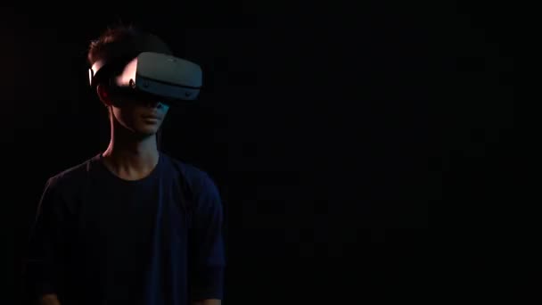 Ung Man Med Virtuell Verklighet Headset Isolerad Svart Bakgrund — Stockvideo
