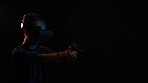 Joven Usando Auriculares Realidad Virtual Para Jugar Videojuegos Aislados Sobre — Vídeos de Stock