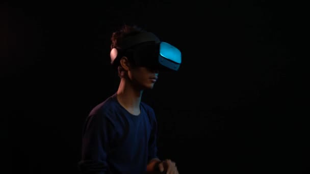 Νεαρός Άνδρας Που Χρησιμοποιεί Ακουστικά Εικονικής Πραγματικότητας Για Παίξει Βιντεοπαιχνίδια — Αρχείο Βίντεο