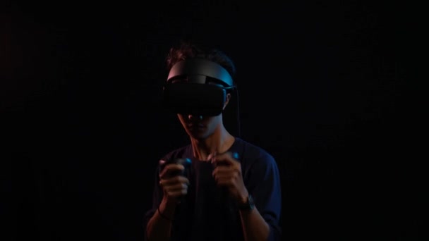 Joven Usando Auriculares Realidad Virtual Para Jugar Videojuegos Aislados Sobre — Vídeos de Stock