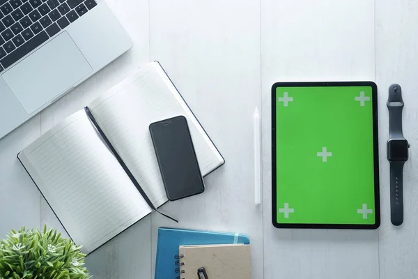 Opmaak Bureau Tafel Met Notebook Smartphone Horloge Muis Toetsenbord Benodigdheden — Stockfoto