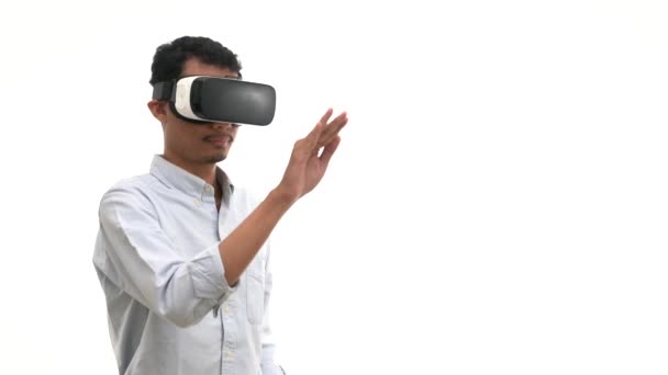 Joven Con Gafas Realidad Virtual Aisladas Sobre Fondo Blanco — Vídeos de Stock