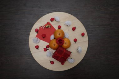 Düzenleme dekorasyonunun en iyi görüntü görüntüsü Çin yeni yılı ve ay yeni yılı tatil arka plan kavramı. Düz turuncu ev yapımı modern beyaz ahşap üzerine yiyecek ve içecek ile yatıyordu.