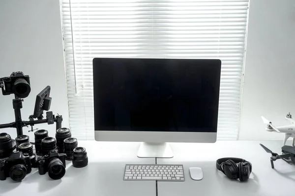 video düzenleyici çalışma alanı. Fotoğrafçı çalışma alanı. Beyaz masaüstü bilgisayarlı modern çalışma alanı tasarlandı