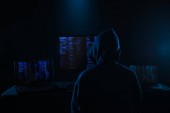 Internetové kriminality koncept. Hacker pracující na kódu na tmavém pozadí digital s digitálním rozhraním a okolí.