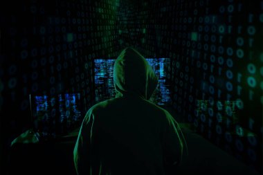 Internet suç kavramı. Hacker bir kod karanlık dijital arka plan dijital arabirimi ile üzerinde çalışma.