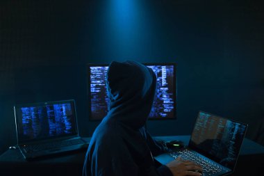 Internet suç kavramı. Hacker bir kod karanlık dijital arka plan dijital arabirimi ile üzerinde çalışma.