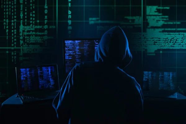 Internet suç kavramı. Hacker bir kod karanlık dijital arka plan dijital arabirimi ile üzerinde çalışma.