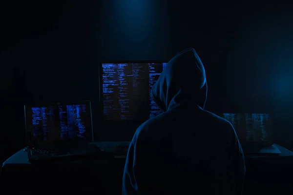 Internetes Bűncselekmények Fogalmát Hacker Dolgozni Egy Kódot Sötét Háttér Digitális — Stock Fotó