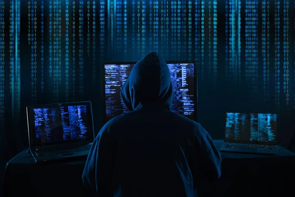 Internet suç kavramı. Hacker bir kod karanlık dijital arka plan dijital arabirimi ile üzerinde çalışma.