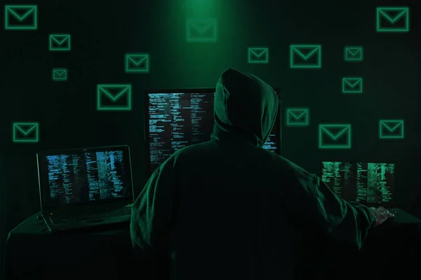 Internet suç kavramı. Hacker bir kod karanlık dijital arka plan dijital arabirimi ile üzerinde çalışma.