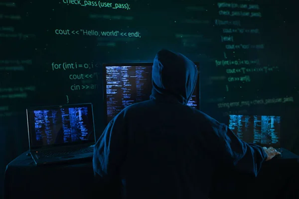 Internet suç kavramı. Hacker bir kod karanlık dijital arka plan dijital arabirimi ile üzerinde çalışma.