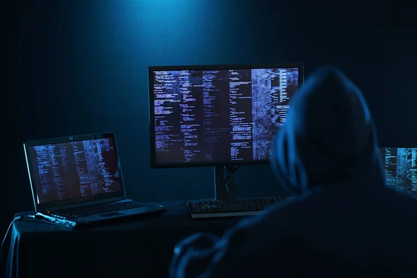 Internet suç kavramı. Hacker bir kod karanlık dijital arka plan dijital arabirimi ile üzerinde çalışma.