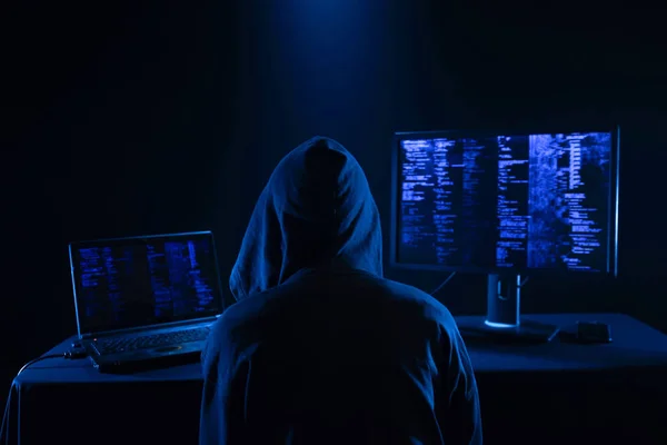 Internet suç kavramı. Hacker bir kod karanlık dijital arka plan dijital arabirimi ile üzerinde çalışma.