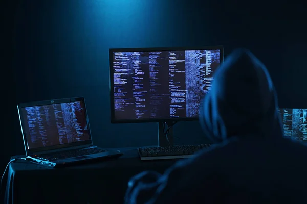 Konsep Kejahatan Internet Hacker Bekerja Pada Kode Pada Latar Belakang Stok Gambar Bebas Royalti