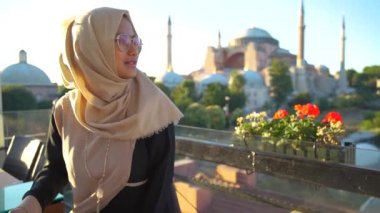 Sultan Ahmet 'in (Osmanlı İmparatorluğu) İstanbul' daki en büyük camii ile güzel Asyalı Müslüman gezgin poz verdi.