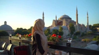 Sultan Ahmet 'in (Osmanlı İmparatorluğu) İstanbul' daki en büyük camii ile güzel Asyalı Müslüman gezgin poz verdi.